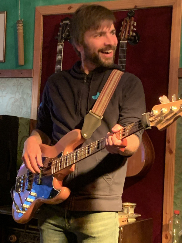 Felix Gertz on the bass